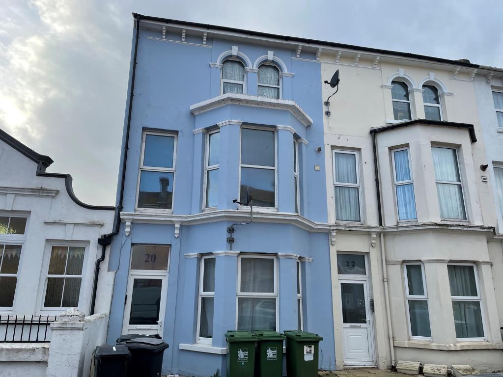 Lot: 8 - TWO-BEDROOM FLAT IN NEED OF UPDATING - View of front elevation with easterly aspect